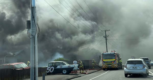 House fire sends smoke billowing across Whanganui