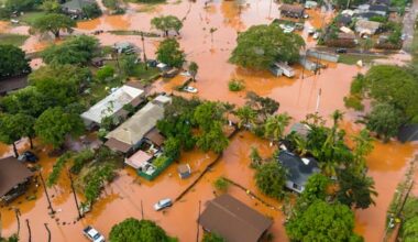 Hawaii's worst flooding in 20 years threatens dam, prompts evacuations