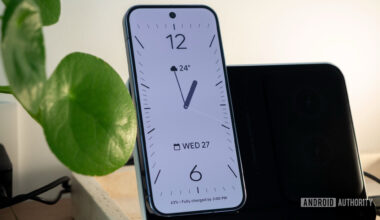 google pixel 10 pro screen saver analog clock