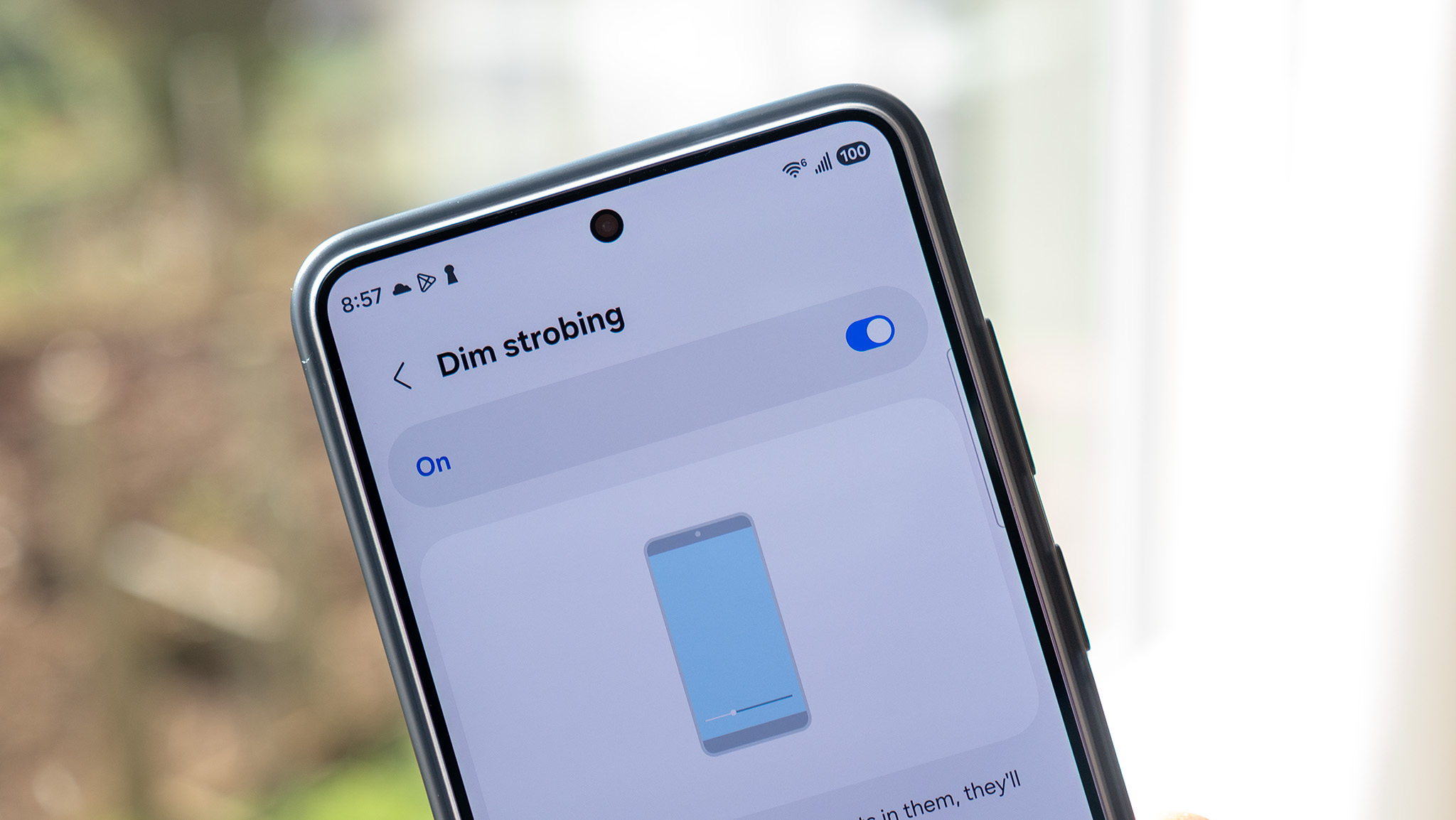 The new "dim strobing" accessibility feature on a Samsung Galaxy S26 Ultra