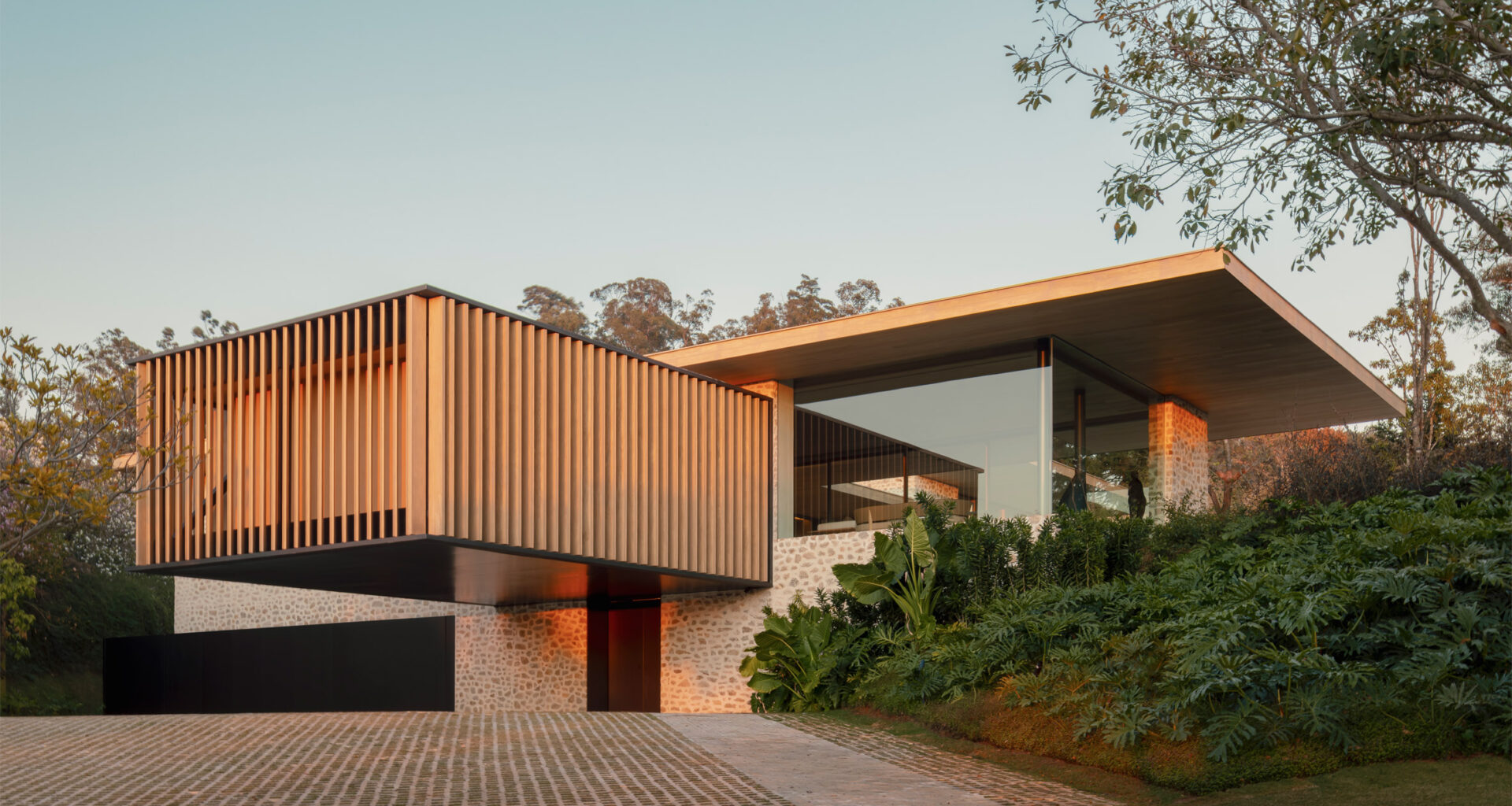 Studio Arthur Casas cantilevers program in Brazilian house