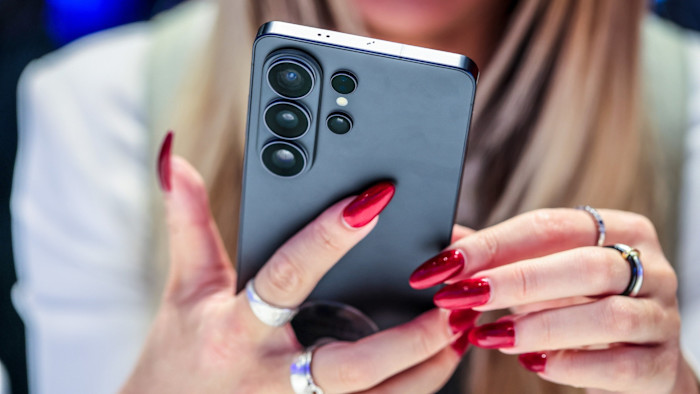 Samsung seeks AI deals to challenge Apple’s smartphone lead