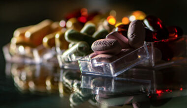 Li et al. evaluated the two-year effect of daily multivitamin-multimineral supplements and cocoa extract (500 mg cocoa flavanols per day, including 80 mg epicatechin) on five DNA methylation measures of biological aging among 958 participants (482 women and 476 men) in the COSMOS study. Image credit: Ri Butov.