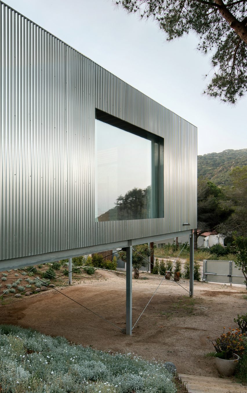 Casa 144º by Jaime Prous Architects and Pineda & Monedero