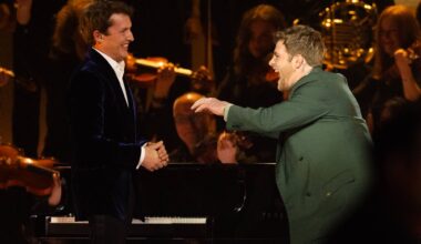James Blunt joins Alex Warren for orchestral 'Ordinary' at BRITs 2026