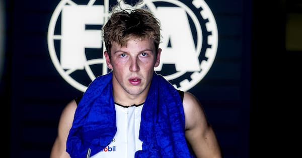 Lawson says car 'lost all power' at start of F1 opener in Melbourne