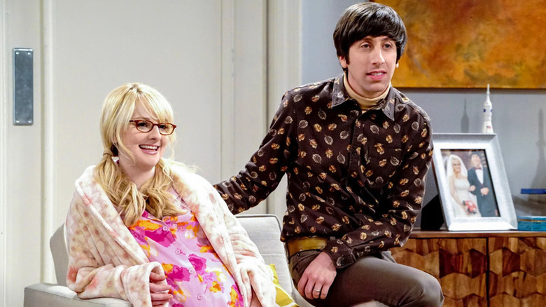 Bernadette pregnant sitting next to Howard on The Big Bang Theory