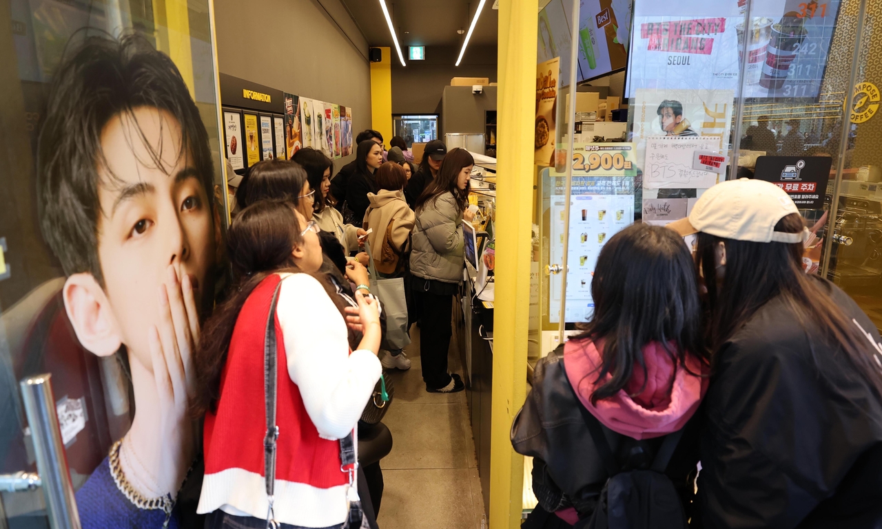 Fans visit a coffee shop promoted by BTS member V in Gwanghwamun, central Seoul, ahead of the group’s comeback show on Saturday. (Lee Sang-sup/The Korea Herald)