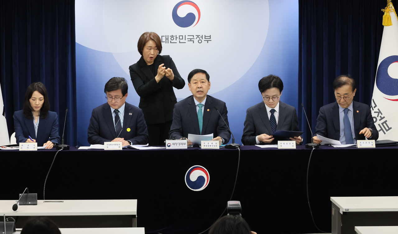 Deputy Prime Minister and Finance Minister Koo Yun-cheol (center) speaks during a joint government briefing on emergency economic measures in response to the Middle East conflict at the Government Complex in Seoul on March 26. From left: Second Vice Foreign Minister Kim Jina; Climate, Energy and Environment Minister Kim Sung-whan; Koo; Minister of Trade, Industry and Resources Kim Jung-kwan; and Minister of Land, Infrastructure and Transport Kim Yun-duk. (Yonhap)