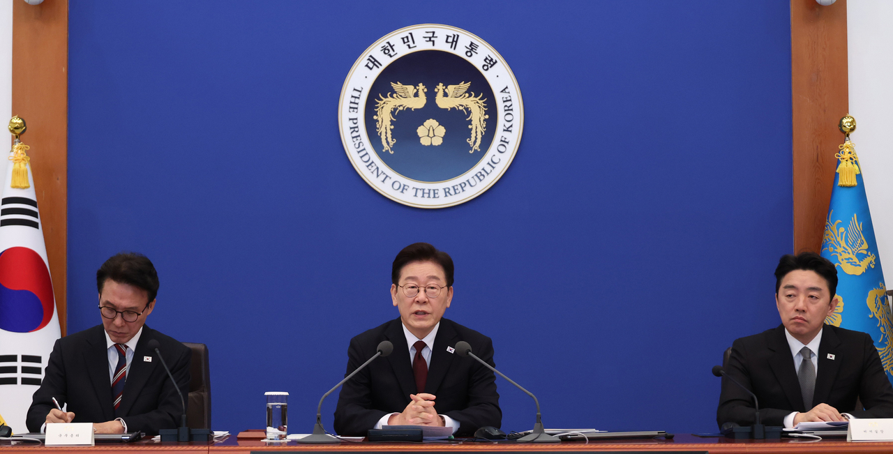 President Lee Jae Myung (center) attends an emergency economic review meeting at Cheong Wa Dae in Seoul on Thursday, to cushion the impact of the Middle East crisis on the economy amid the ongoing Iran war. (Yonhap)