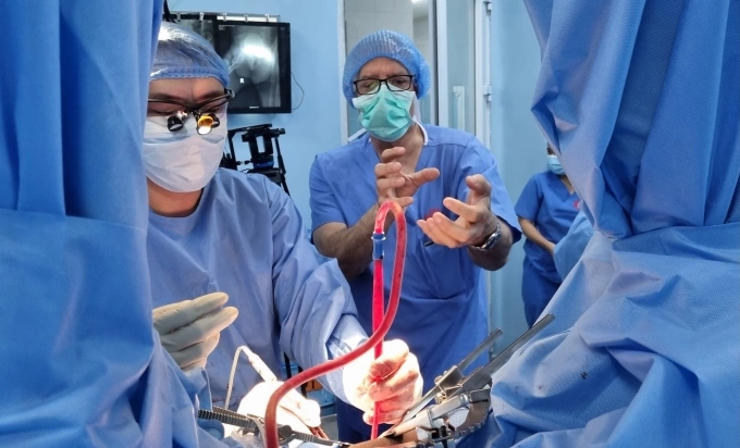 TS.BS Đỗ Lệnh Hùng (bên trái) và giáo sư Joel Gelman trong phòng mổ. Ảnh: Trần Nhung