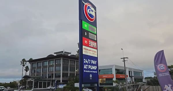 Aucklanders report some Gull petrol stations run dry on discount day