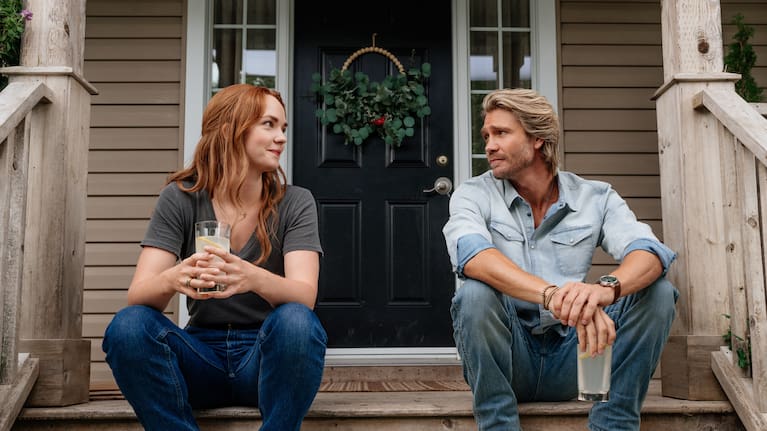 Sullivans crossing stars Morgan Kohan as Maggie Sullivan and Chad Michael Murray as Cal Jones.