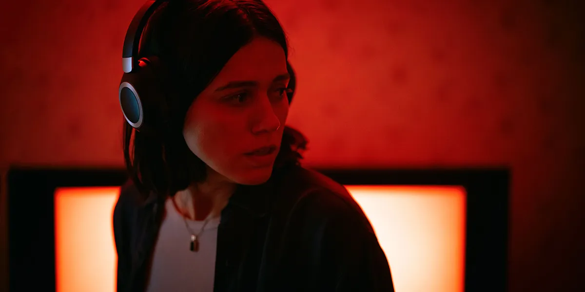 Nina Kiri in undertone