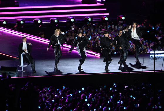 Boy band BTS perform at Gwanghwamun Square in central Seoul on March 21. [AP/YONHAP] 
