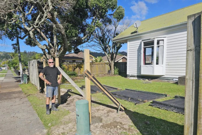 SunLive - Freak tornado strikes town centre