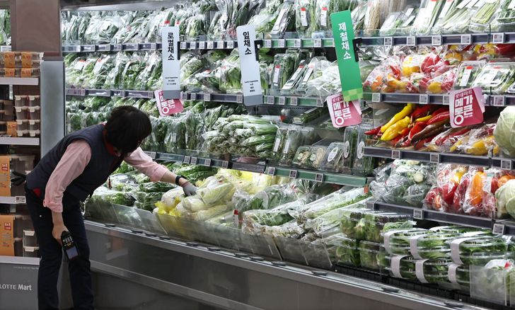 Seasonal vegetables are displayed at a supermarket in Seoul, Thursday. Yonhap