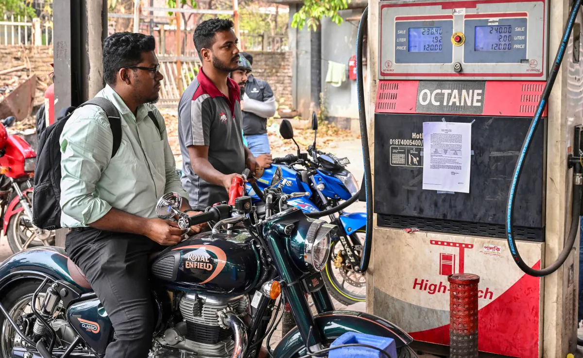 Bangladesh Shuts Shops, Banks Early To Tackle Deepening Fuel Crisis