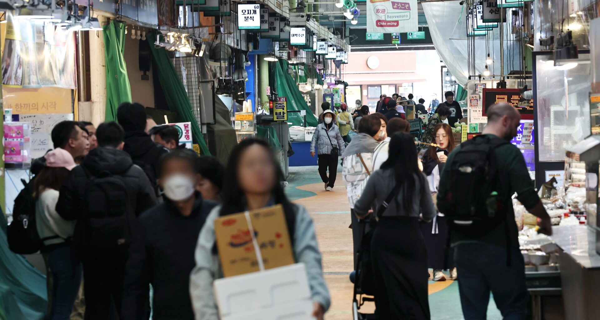 Vendors and customers are seen at a traditional market in Mapo District, Seoul, Tuesday. Yonhap