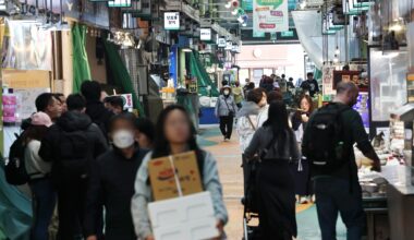 Vendors and customers are seen at a traditional market in Mapo District, Seoul, Tuesday. Yonhap