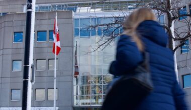 Thousands of federal employees weighing early retirement offer