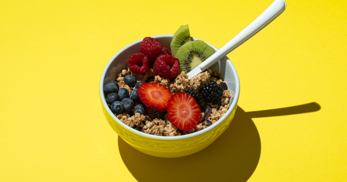 What's The Best Time Of Day To Eat Fiber? Dietitians Weigh In