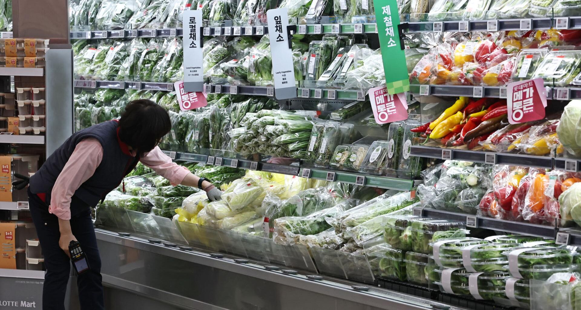 Seasonal vegetables are displayed at a supermarket in Seoul, Thursday. Yonhap