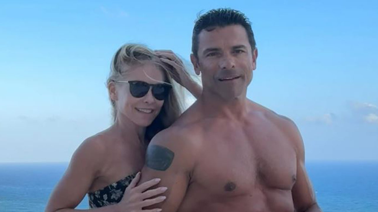 Kelly Ripa reveals her retainer is a signal to husband Mark Consuelos
