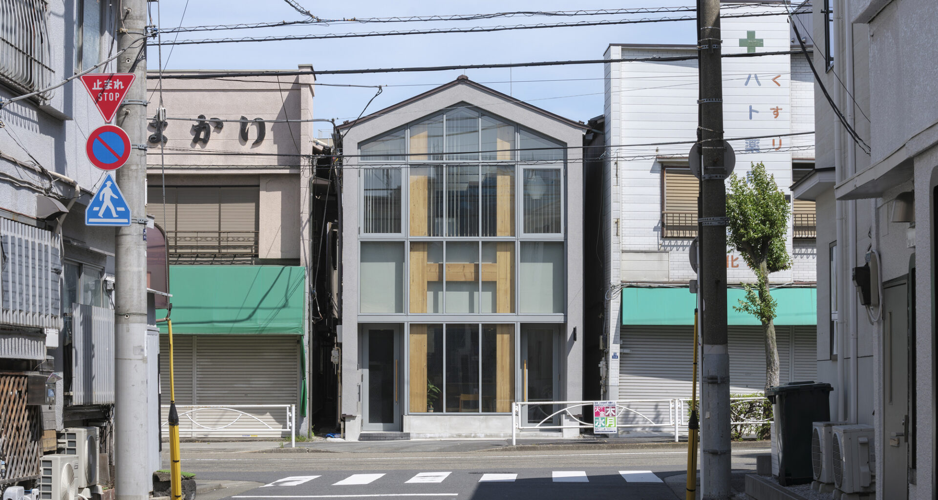 A House, Resident and Milk Delivery Service / Meguro Architecture Laboratory