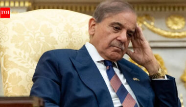 Cash-strapped Pakistan to receive $5bn from Saudi, Qatar as debt mounts