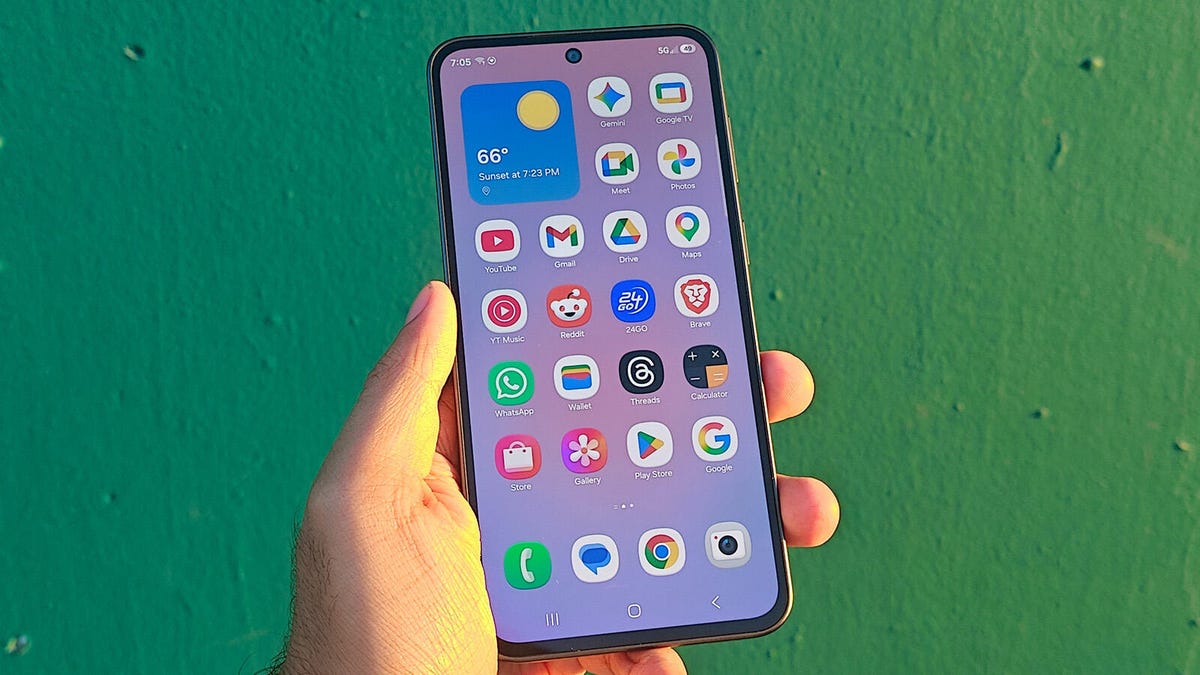 Why I recommend this $450 Samsung phone over competing models by Google and OnePlus