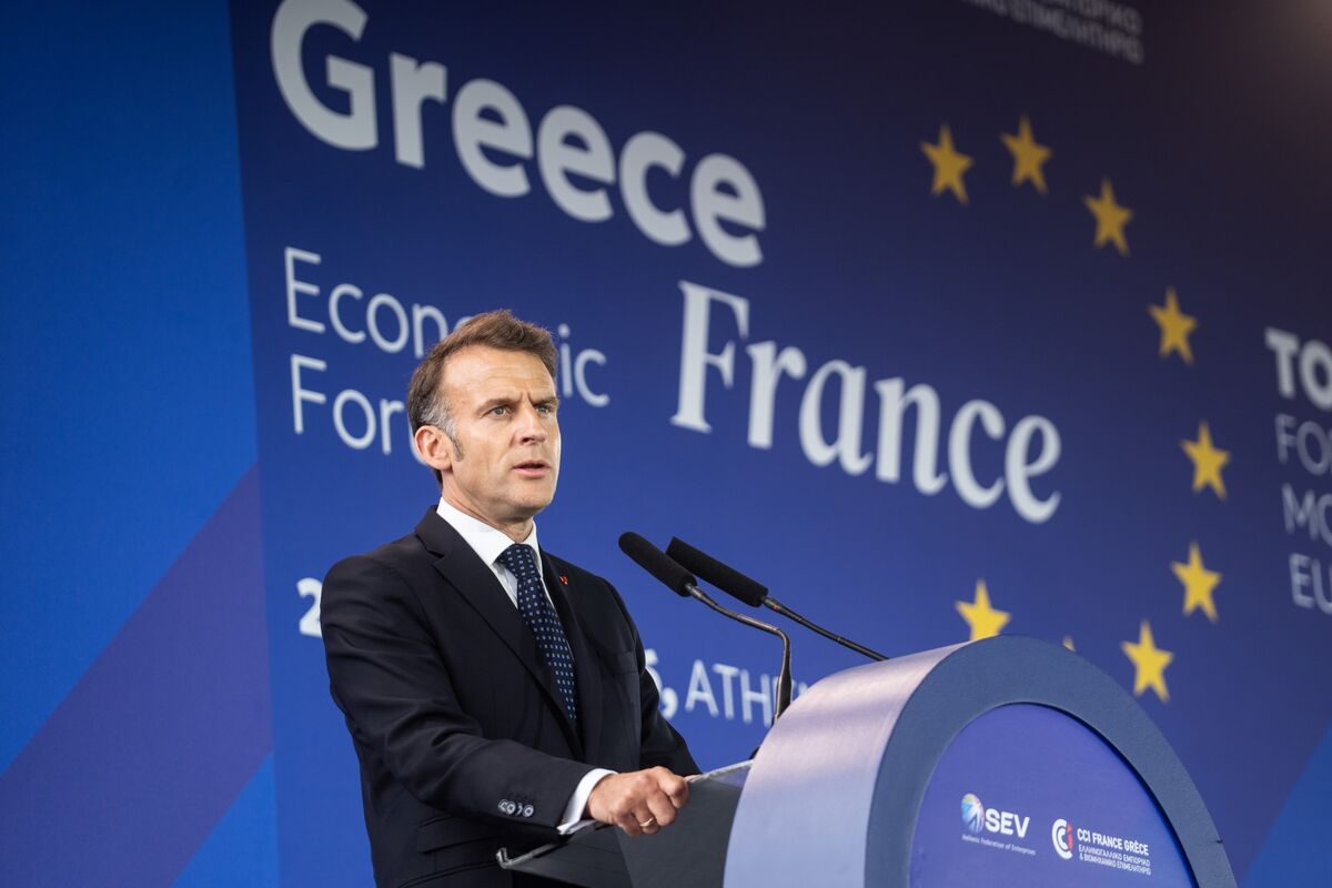 Macron Says Would Be ‘Silly’ Not to Roll Over EU Covid-Era Debt