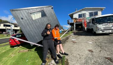 SunLive - Homes damaged after tornado hits Tauranga