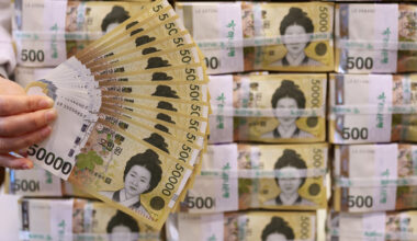 An employee sorts 50,000-won banknotes at a Hana Bank in Jung District, central Seoul, on March 24. [NEWS1]
