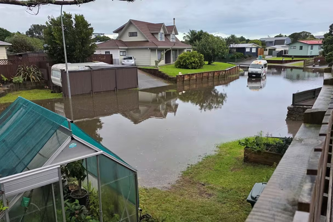SunLive - Thunderstorm: BOP school closes amid flooding