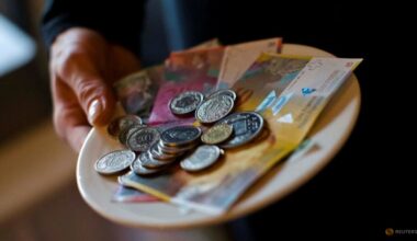 Swiss cling on to cash as survey shows payment app use stalling