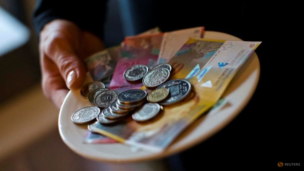 Swiss cling on to cash as survey shows payment app use stalling