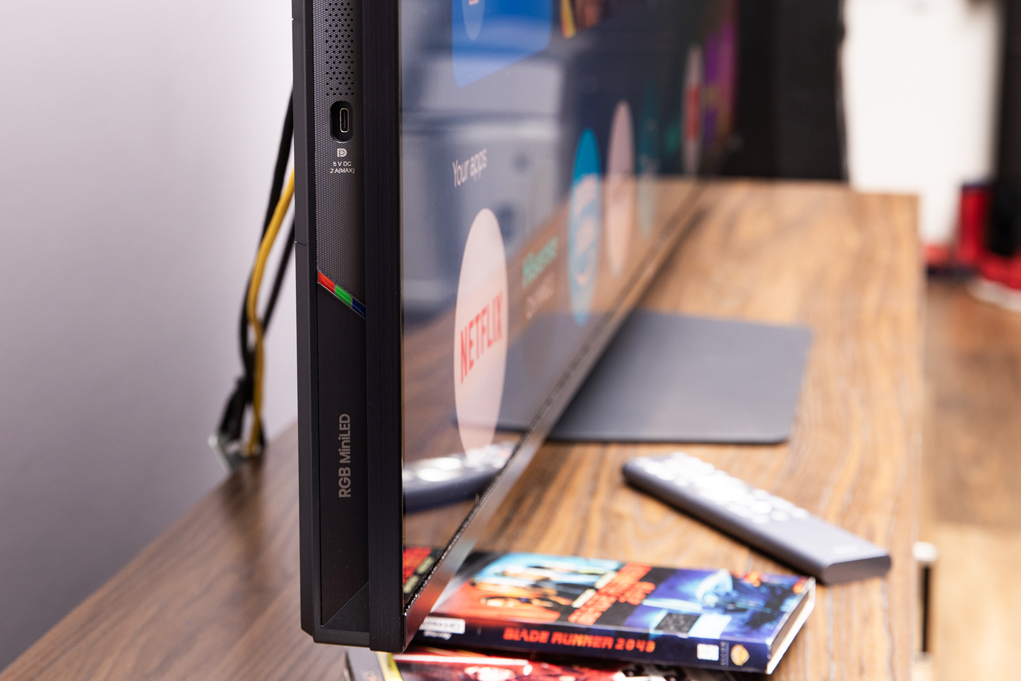 Hisense UR9 RGB LED TV view from the side.