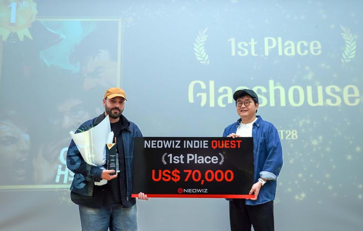 NEOWIZ co-CEO Kim Seung-chul, right, poses with Giacomo Montagnoli, developer of FLAT28's Glasshouse, which won first place at the NEOWIZ Indie Quest awards, during a ceremony held at NEOWIZ's headquarters in Seongnam, Gyeonggi Province, Tuesday. Courtesy of NEOWIZ