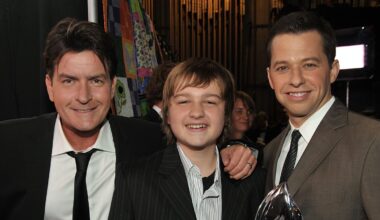 Richest ‘Two And a Half Men’ Stars Ranked from Lowest to Highest (The Wealthiest Has Net Worth of $500 Million!) | Angus T Jones, Ashton Kutcher, Charlie Sheen, Conchata Ferrell, EG, Extended, Holland Taylor, Jon Cryer, Marin Hinkle, Melanie Lynskey, Net Worth, Slideshow | Celebrity News and Gossip | Entertainment, Photos and Videos