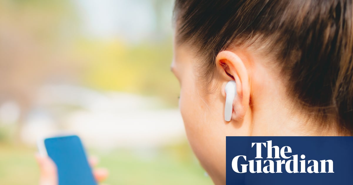 Labor’s planned gambling ad limits have influencer ‘blind spots’, experts warn | Gambling