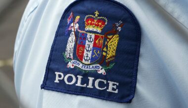 Off-duty officers praised for water rescue after swimmers caught in rip