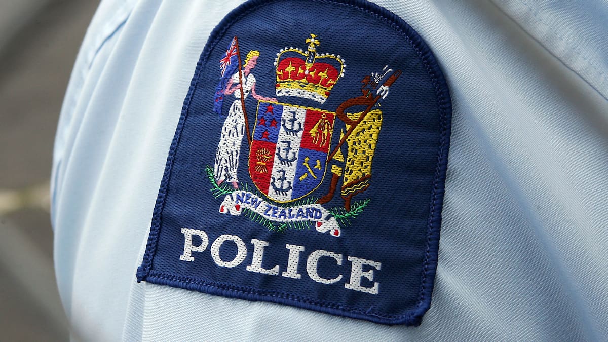 Off-duty officers praised for water rescue after swimmers caught in rip