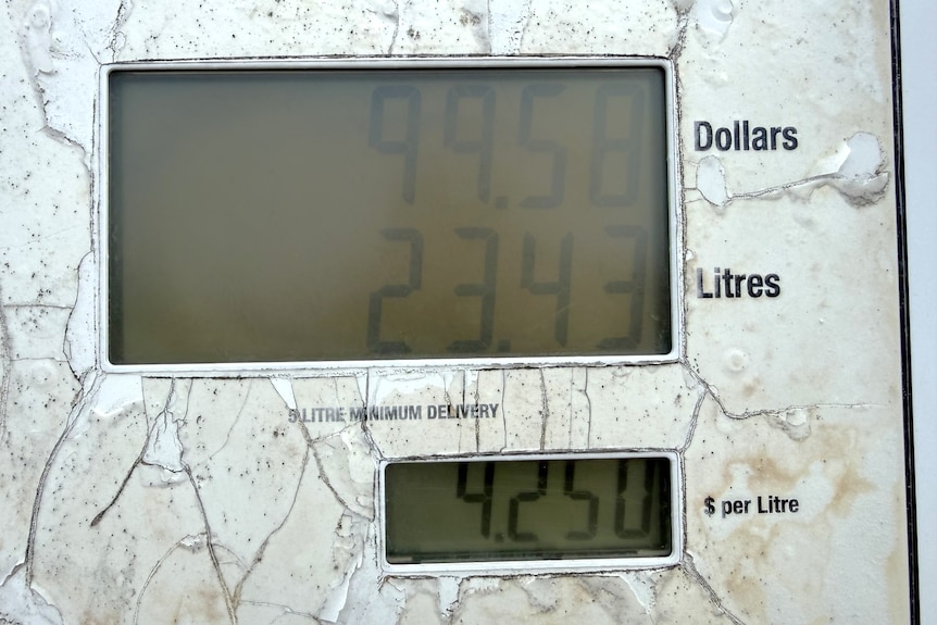 The screen of a fuel tank showing a price of $4.25 a litre