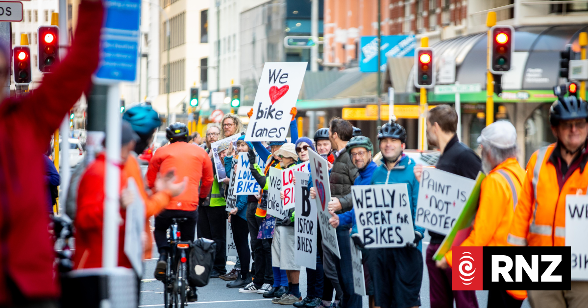 Human chain bike lane fills Wellington street objecting proposed cuts to infrastructure