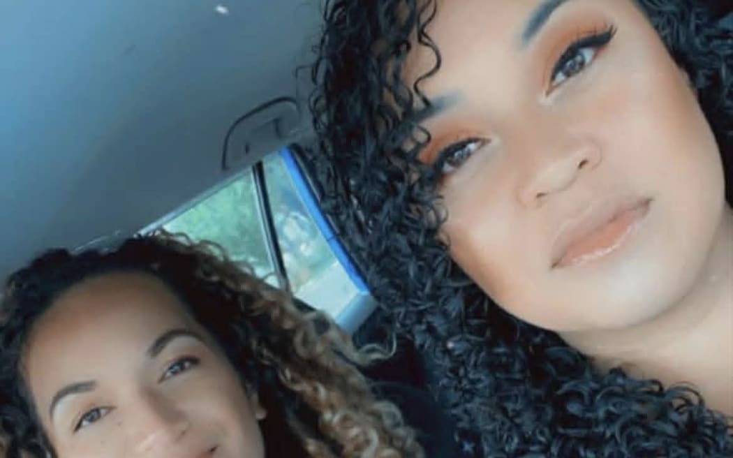 Everlee and her sister.