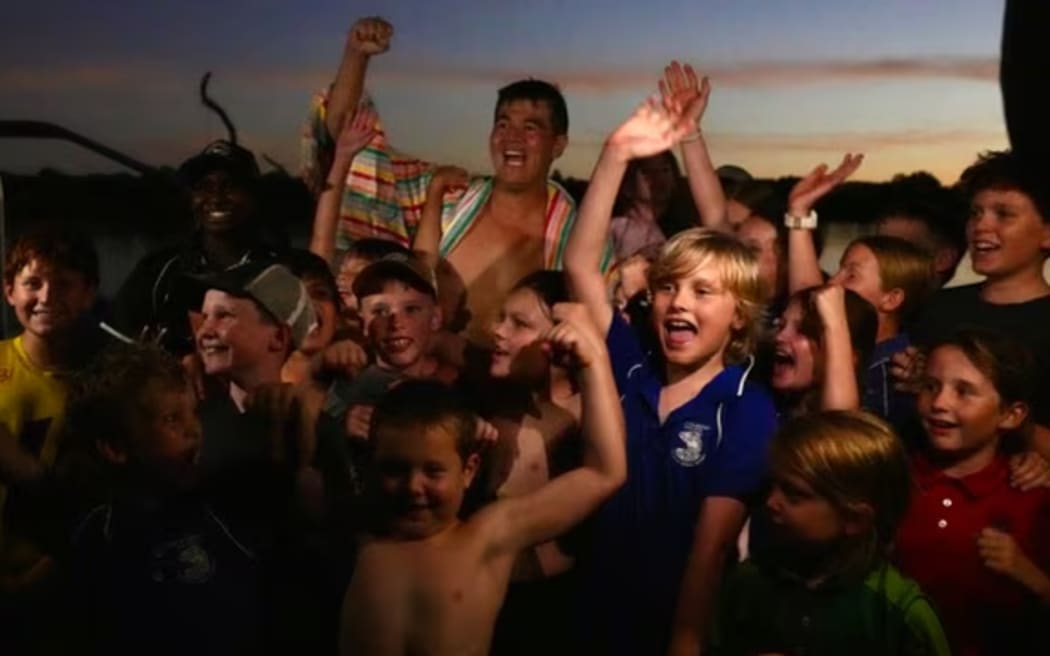 Andy Donaldson was greeted by Kununurra locals as he set a new world record in the remote Kimberley's Ord River. (ABC Kimberley: Giulia Bertoglio)