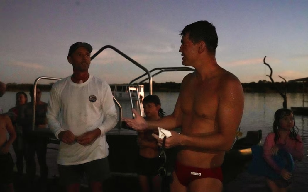 Andy Donaldson (right) with local swim club president Ben Broady (left). (ABC Kimberley: Giulia Bertoglio)