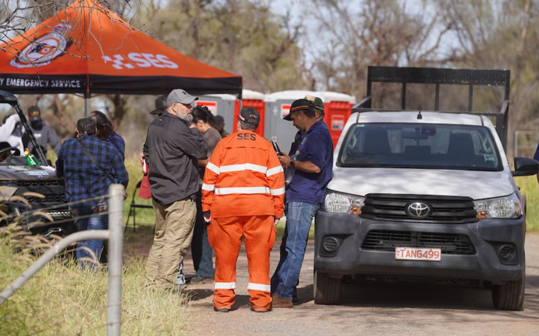 Community members have joined NT Emergency Services volunteers to help in the ongoing search for the missing five-year-old. (ABC News: Will Green)
