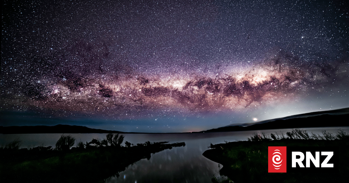 Carterton mayor sparks debate over mysterious lights